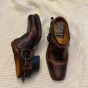 FRYE HARNESS SLIDE ON MULES / CLOGS IN SIZE 7